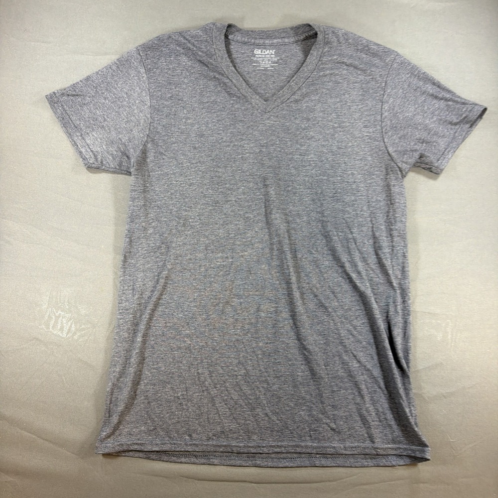 gray short-sleeve V-neck T-shirt from Gildan Size M